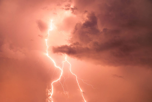 Close-up van Lightning Strike op de nacht bewolkte hemel. - Foto, afbeelding