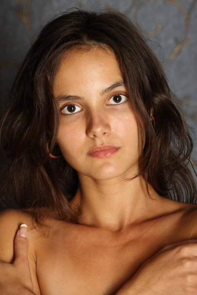 Stylish portrait of beauty brunette model. Beauty woman posing on grey studio background  - Foto, Imagen