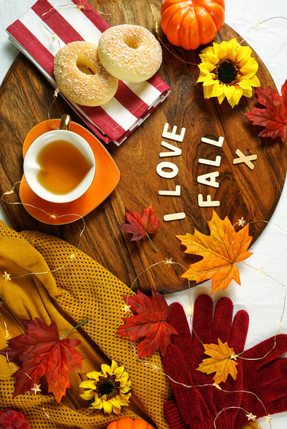 Outono queda tema flatlay com camisola aconchegante, bagels e xícaras de chá de ervas
. - Foto, Imagem