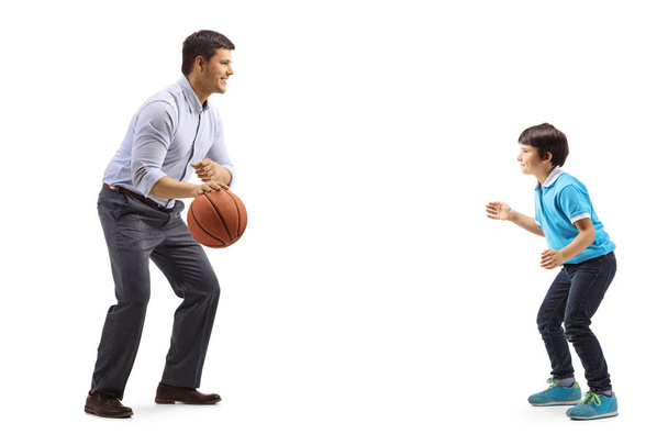 Casual man and a child playing basketball  - Foto, afbeelding