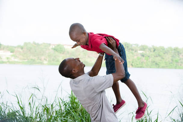 Отец и ребенок играют вместе на открытом воздухе
. - Фото, изображение
