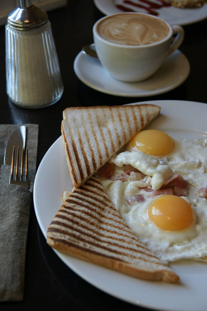 fried eggs with toasts - Zdjęcie, obraz