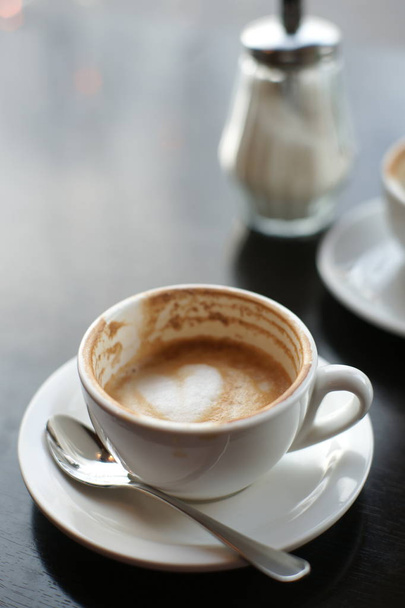kuumaa kahvia maidon kanssa pöydällä
 - Valokuva, kuva