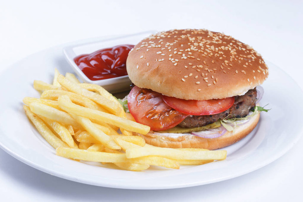 Hamburger i frytki na talerzu - Zdjęcie, obraz