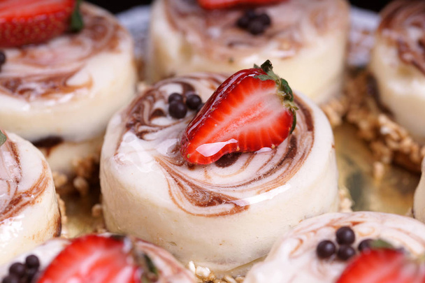 heerlijk dessert met aardbeien - Foto, afbeelding