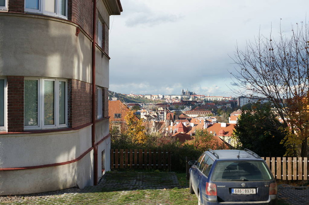 Strade di Praga nell'autunno dell'anno 2013. Repubblica ceca
. - Foto, immagini
