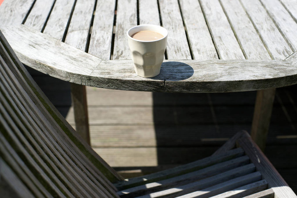 Кавова чашка на дерев'яному столі
 - Фото, зображення