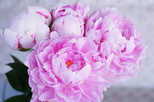 Bouquet de pivoines roses dans un vase - Photo, image