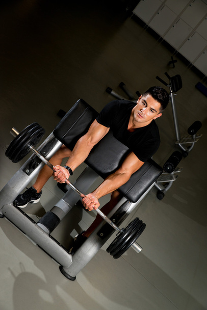 Handsome muscular man exercising in Gym - Valokuva, kuva