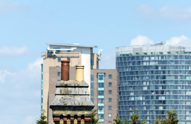 Typowe angielskie kominy na dachach budynków w Londynie - Zdjęcie, obraz