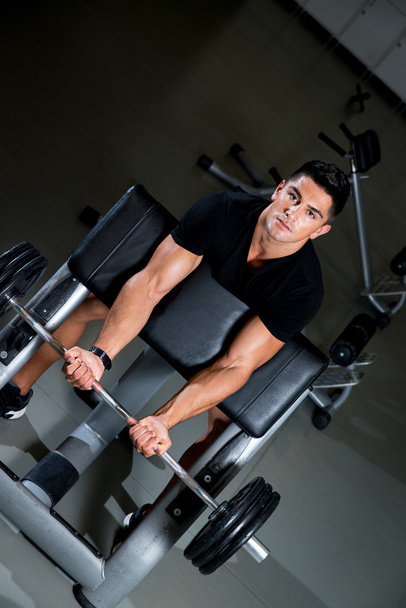 Handsome muscular man exercising in Gym - Foto, afbeelding