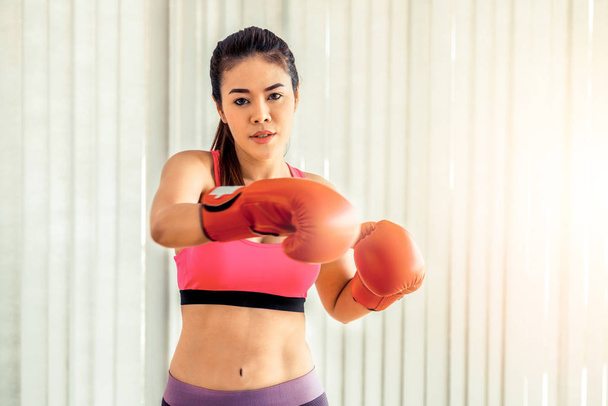 Bokser kobieta ma Sport bokserski w siłowni fitness. - Zdjęcie, obraz