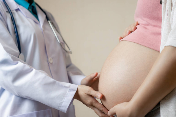 Kobieta w ciąży i lekarz ginekolog w szpitalu - Zdjęcie, obraz