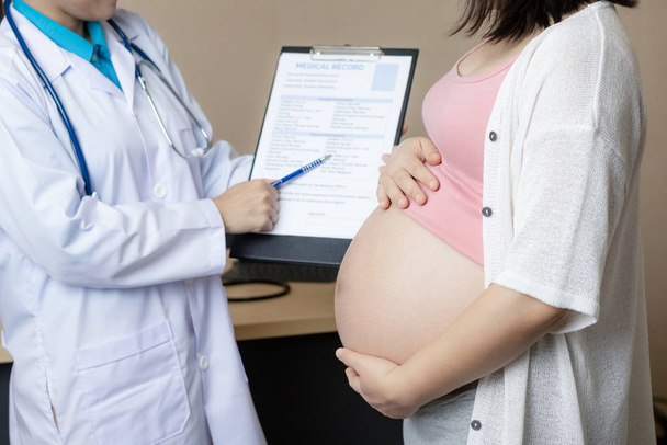 Mujer embarazada y médico ginecólogo en el hospital - Foto, Imagen