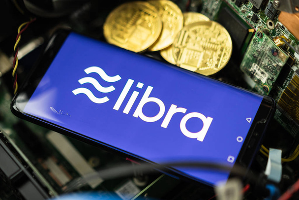 Telefon zeigt Libra-Logo auf dem Bildschirm. - Foto, Bild
