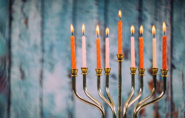 brennende Chanukka-Kerzen in einer Menora auf bunten Kerzen einer Menora - Foto, Bild