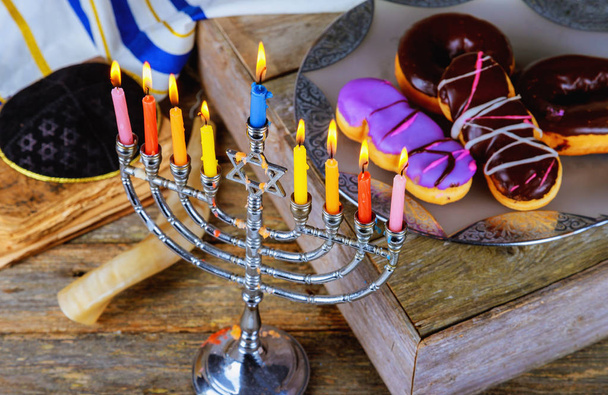 símbolo judío fiesta judía Hanukkah con menorah tradicional Candelabra
 - Foto, Imagen