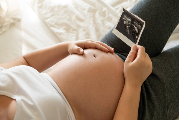 Щаслива вагітна жінка і очікування дитини вдома
. - Фото, зображення