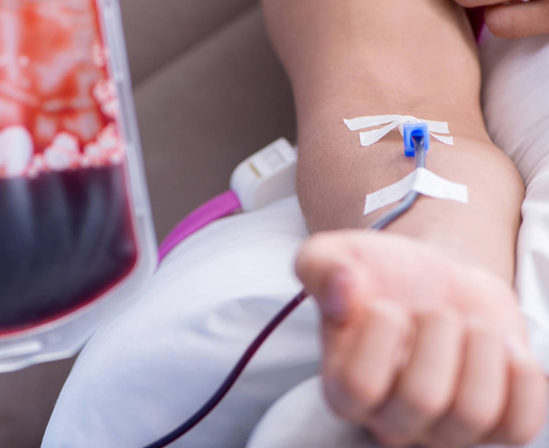 Patiënten die bloedtransfusie krijgen in een ziekenhuiskliniek - Foto, afbeelding