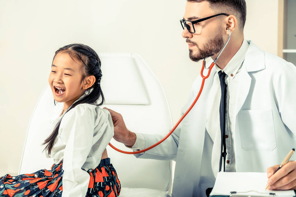 Médico examinando pequeño niño feliz en el hospital
. - Foto, imagen