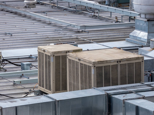 unidades de ventilación y aire acondicionado en la parte superior de la línea de techo industrial
 - Foto, imagen