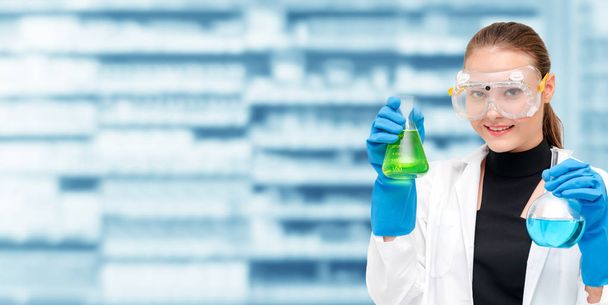 Cientista ou químico detém tubo de ensaio em laboratório
 - Foto, Imagem