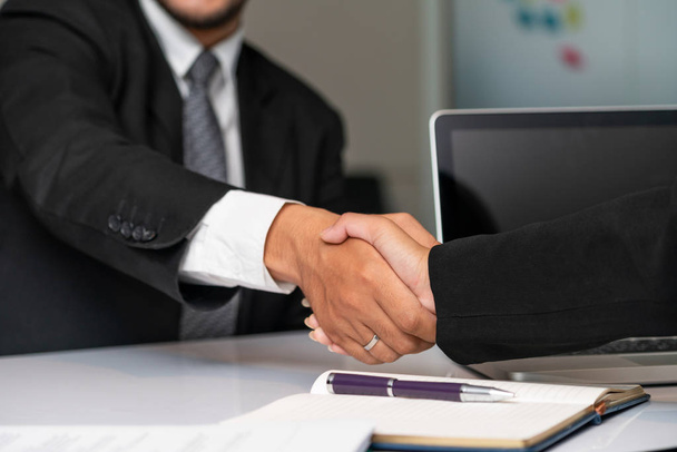 Accordi di handshake per gli imprenditori in ufficio. - Foto, immagini