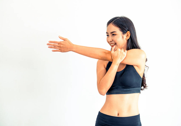 Silná a sebevědomá asijská žena ve fitness tělocvičně. - Fotografie, Obrázek