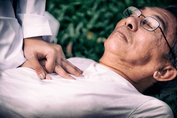 Uomo anziano con dolore toracico o infarto nel parco. Anziani concetto di assistenza sanitaria anziani
. - Foto, immagini