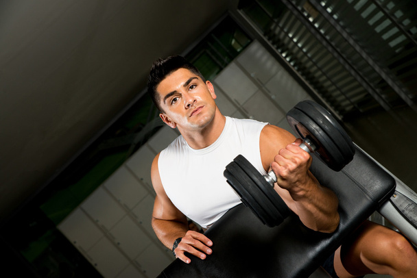 Powerful muscular man lifting weights - Foto, Imagem