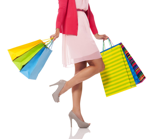 Mulher segurando sacos de compras coloridos
 - Foto, Imagem