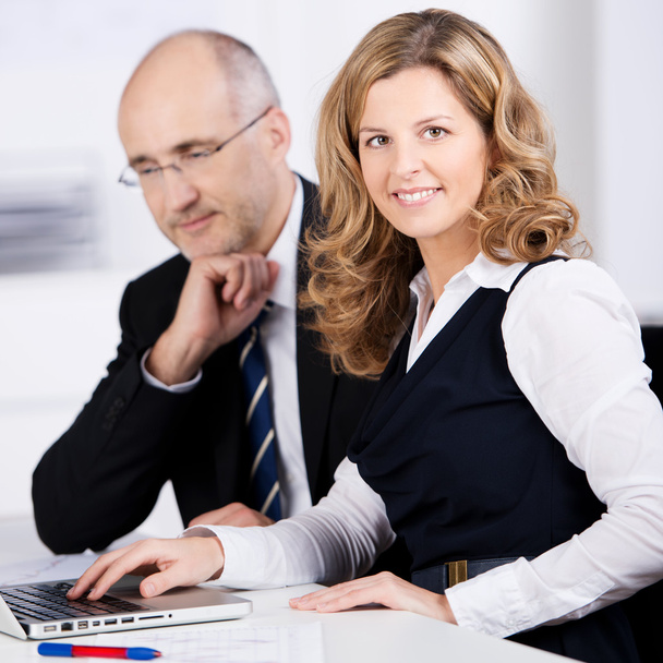 Friendly businesswoman working with a colleague - Foto, Imagem