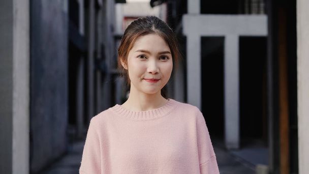 Wesoły piękna młoda Asian kobieta czuje się szczęśliwy, uśmiechając się do kamery podczas podróży w Chinatown w Pekinie. Styl życia plecak turystyczny travel wakacje koncepcja. Portret, patrząc na kamery. - Zdjęcie, obraz
