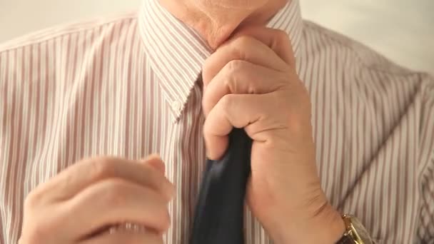 Ein Geschäftsmann nimmt seine Krawatte ab - Filmmaterial, Video