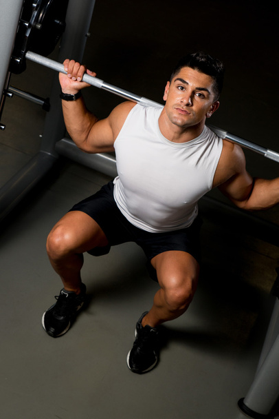 Young man in White T-shirt doing Barbell Squat - Foto, Imagem