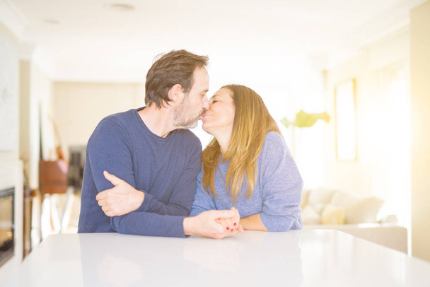 Romantik orta yaş çift birlikte oturan ve aşık öpüşme  - Fotoğraf, Görsel
