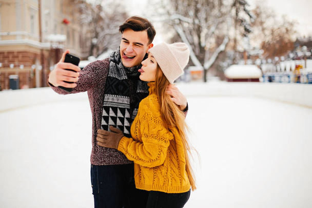 Cute couple in a winter city - Foto, Bild
