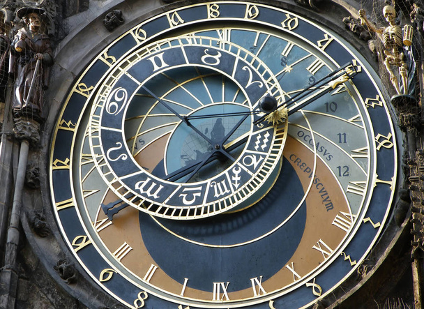 κοντά στο πρόσωπο του αστρονομικό ρολόι στην Πράγα δείχνει Sym - Φωτογραφία, εικόνα