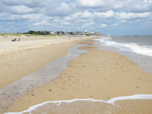пляж на південному заході з хатинками і пірсом на фоні
  - Фото, зображення
