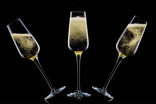 Sada luxusních skleniček šampaňského izolovaných na černém pozadí - Fotografie, Obrázek