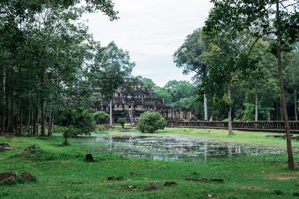 Una hermosa fotografía de uno de los patios de las ruinas de Ankgor Thom en Camboya rodeado por un hermoso bosque verde
 - Foto, Imagen