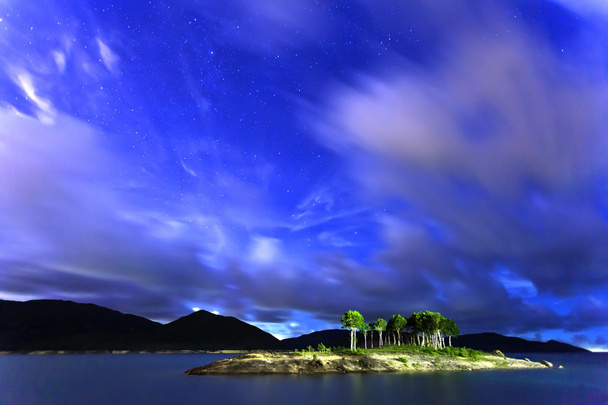 sterren van de hemel bij lake - Foto, afbeelding