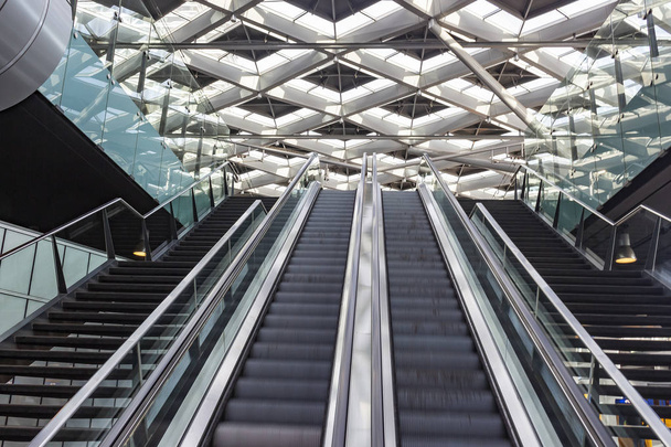 Una escalera mecánica en la Estación Central de La Haya, Países Bajos
 - Foto, Imagen