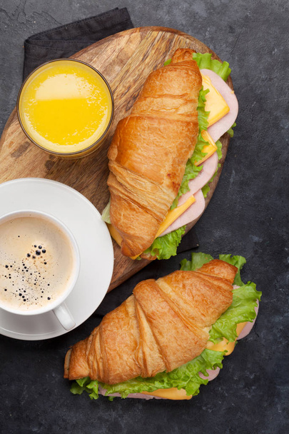 Koffie, jus d'orange en sandwich met croissants - Foto, afbeelding