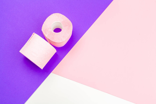 Papel higiénico rosa pastel sobre fondo de bloque de color brillante - Foto, Imagen