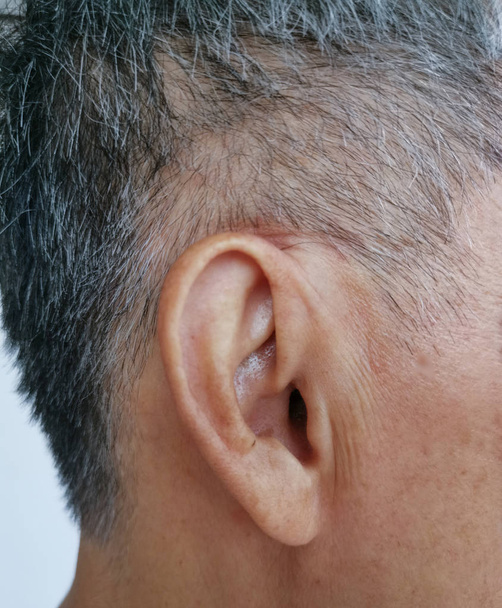 耳の人間の身体部分とクローズアップ. - 写真・画像