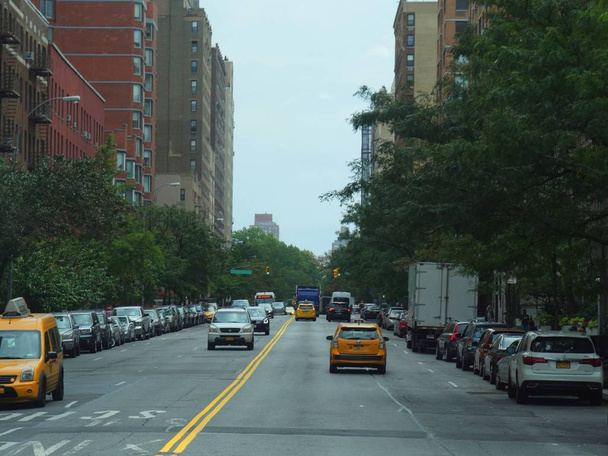 Nueva York, EE.UU. Septiembre 2017: Tráfico ligero en la calle en Amsterdam Avenue en la ciudad de Nueva York
.  - Foto, Imagen