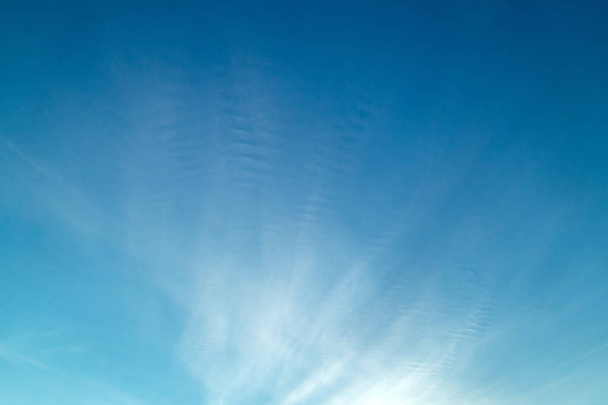 modrá denní obloha a Cirrus mraky uprostřed rámu - Fotografie, Obrázek