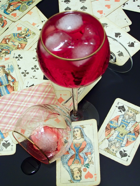 Broken glass, wine with ice and cards - Foto, imagen