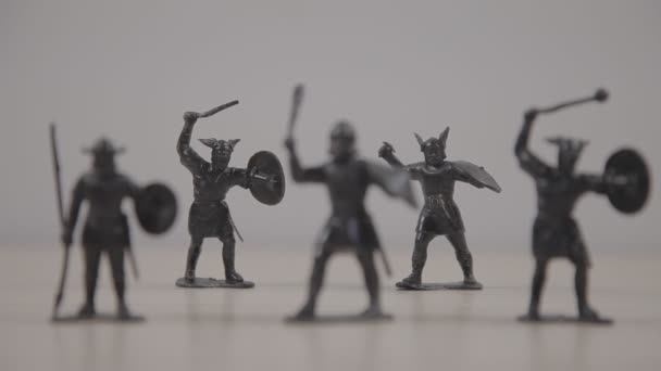 Close-up beelden van plastic speelgoed soldaten op wit - Video